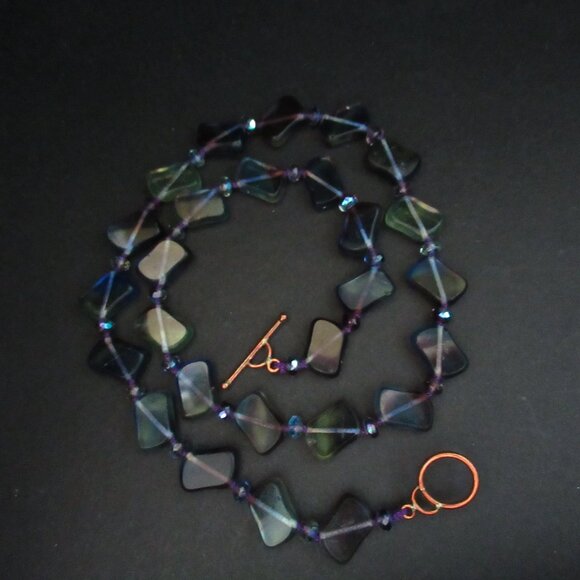 Uranium glass bead Necklace - Picture 8 of 9
